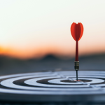 An image of a dart hitting the target that symbolizes hitting your financial goals. | Une image d'une fléchette atteignant la cible qui symbolise l'atteinte de vos objectifs financiers.